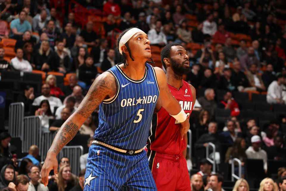 开云体育在线-单节狂轰40-20逆转！魔术三叉戟80分四杀热火 班凯罗31+12